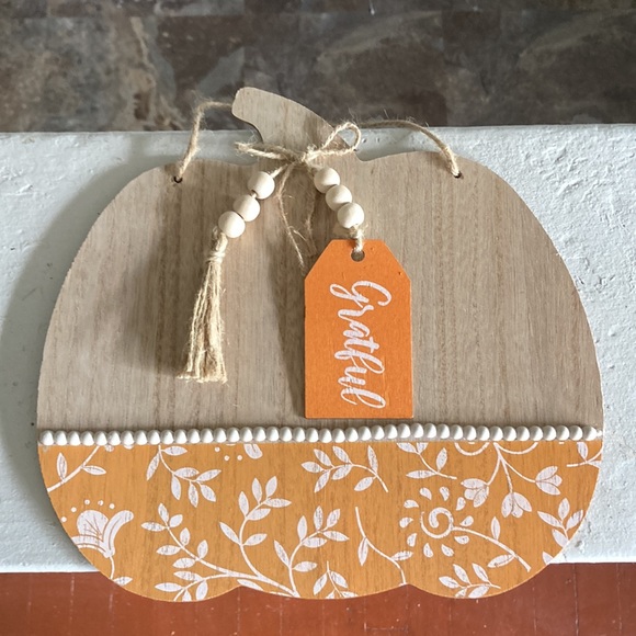 🆕Wooden Pumpkin Sign w/GRATEFUL Tag w/ Orange & White Painted Floral Design - Picture 7 of 11